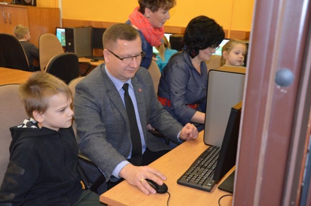 Burmistrz Mariusz Piątkowski chce, by mimo protestu rodzice mieć możliwość oddania swoich dzieci pod opiekę pracownikom publicznych jednostek