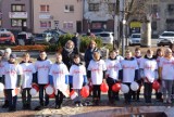 W Koziegłowach uczcili Święto Niepodległości śpiewaniem hymnu na rynku ZDJĘCIA