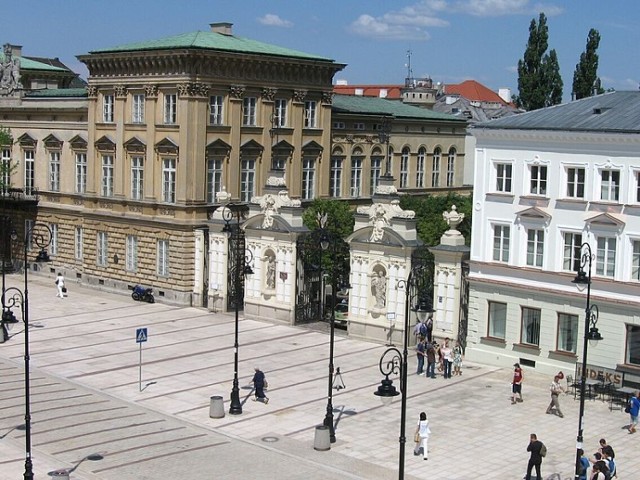 Fotografia ilustracyjna, brama Uniwersytetu Warszawskiego