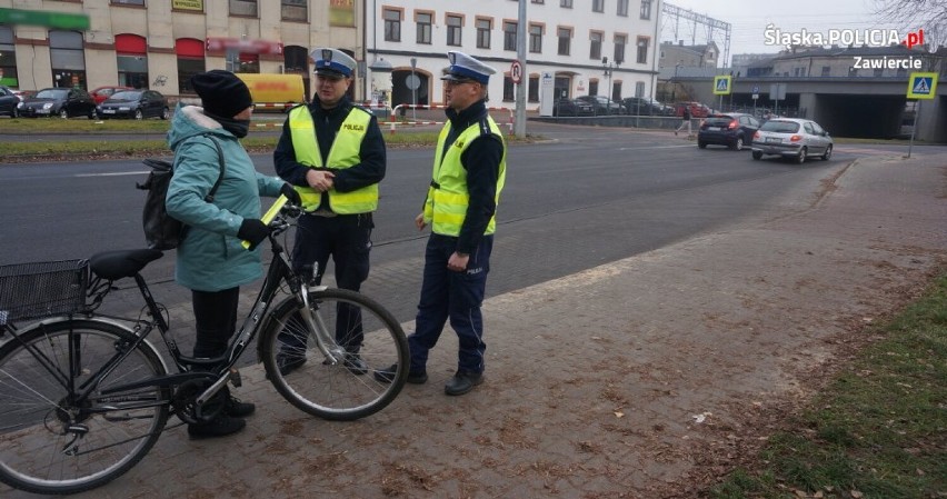 Policjanci z Zawiercia w ostatnich dniach przypominali pieszym i rowerzystom o podstawowych zasadach bezpieczeństwa. Wręczali też odblaski 