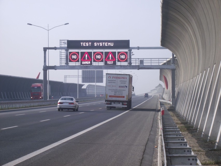 Wrocław: Na AOW są już świecące tablice