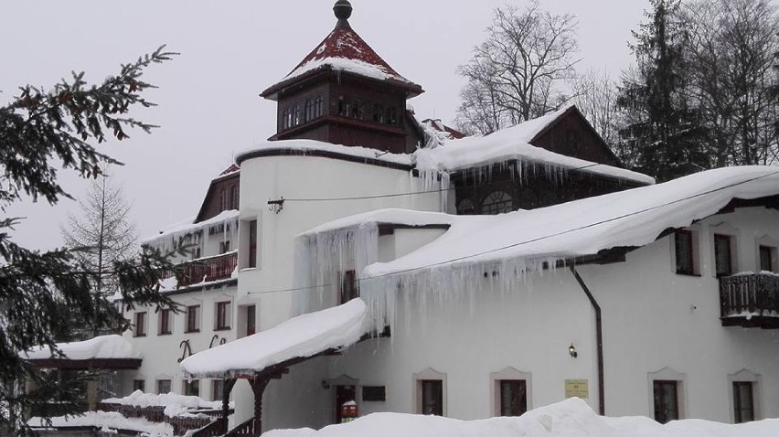 Zima w Beskidach nie odpuszcza i jest piękna, Zwardoń zasypany śniegiem (ZDJĘCIA)