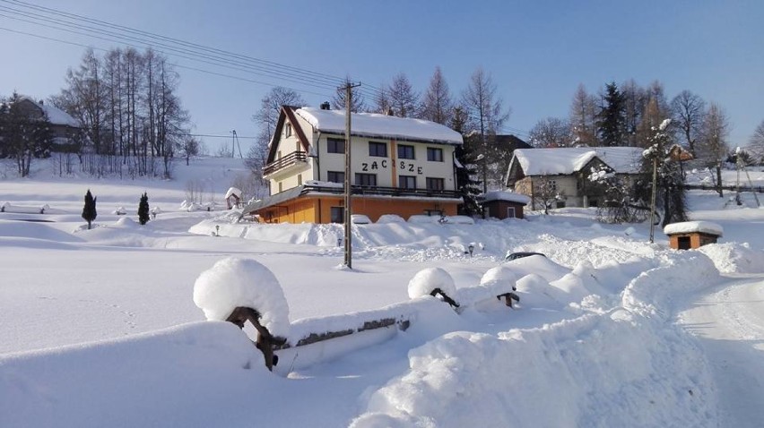 Zima w Beskidach nie odpuszcza i jest piękna, Zwardoń zasypany śniegiem (ZDJĘCIA)