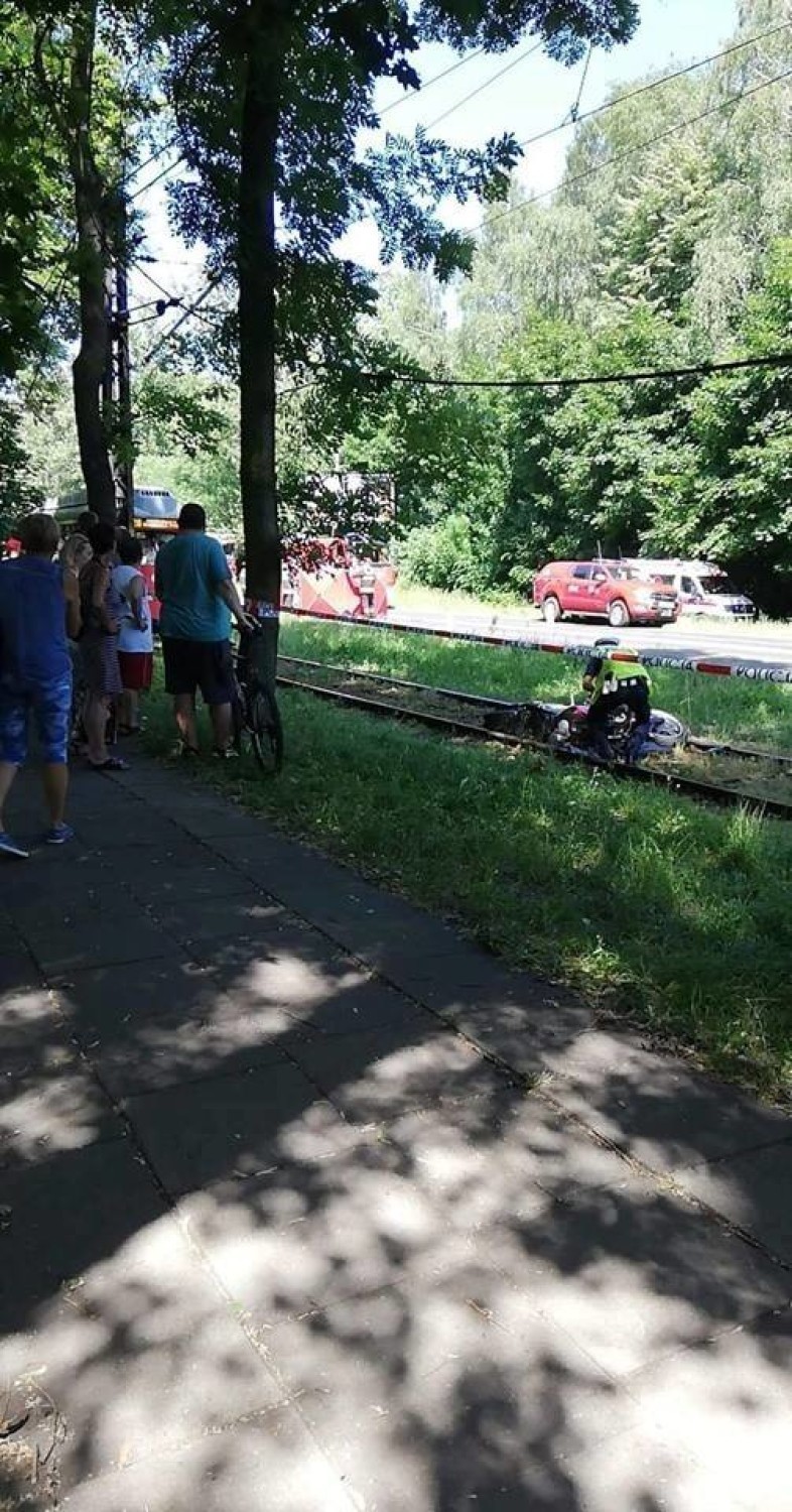 Śmiertelny wypadek w Sosnowcu. Kobieta przechodziła z dziećmi przez pasy, gdy potrącił ją motocyklista [ZDJĘCIA]