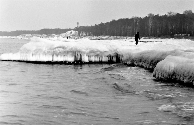 Zima Ustka 1972: Zwały lodu zimą 1972 roku na plaży w Ustce nieopodal końcowej części promenady