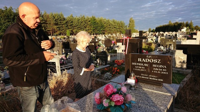 Rankiem 1 września burmistrz Jędrzejowa Marcin Piszczek wraz z sekretarz Renatą Kawiorską i regionalistą Markiem Godlewskim odwiedzili groby walczących w II wojnie światowej. Więcej na kolejnych zdjęciach.