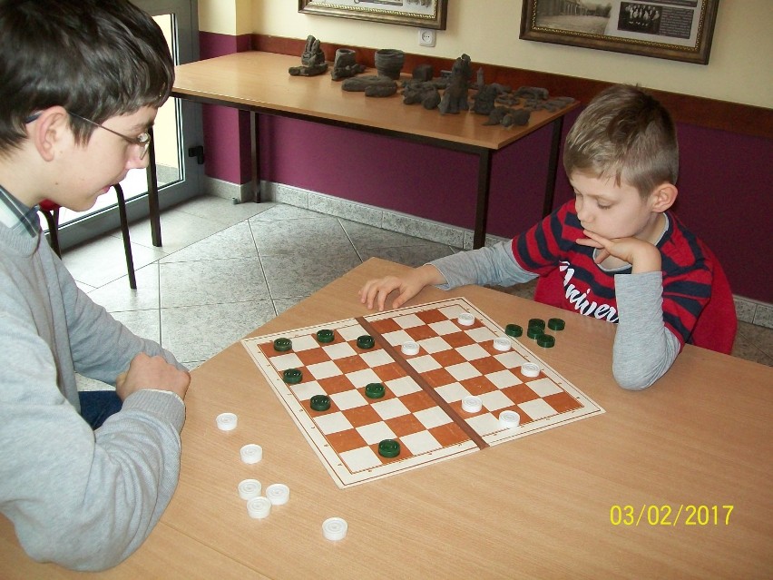 Ferie w Budzyniu: Dzieci i młodzież rywalizowały w grze w warcaby [FOTO]