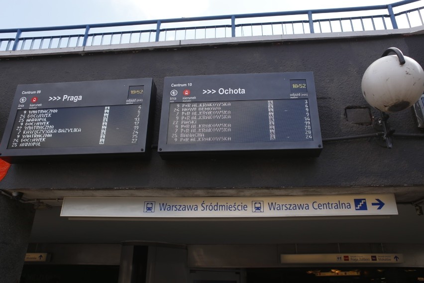 Tablice informujące o czasie przyjazdu tramwajów w Warszawie...
