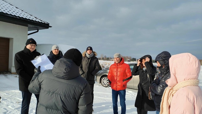Prezydent Radomska spotkał się z mieszkańcami ul. Pszennej. Rozmawiano o oświetleniu i nowej nawierzchni drogi