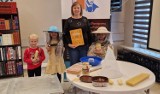 Światowy Dzień Pszczół w kazimierskiej bibliotece. Dzieci poznawały prace w pasiece i smakowały słodkiego miodu. Zobaczcie zdjęcia