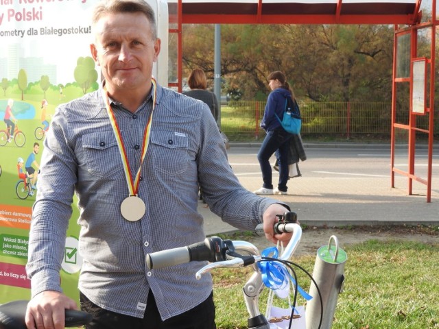 Wstawałem o 4 rano, wracałem o 9-10. Potem godzinę - dwie przerwy i znowu wyjeżdżałem. Rowerem jeżdżę bez względu na porę roku - i zimę i lato - mówił Jarosław Siemieniuk.