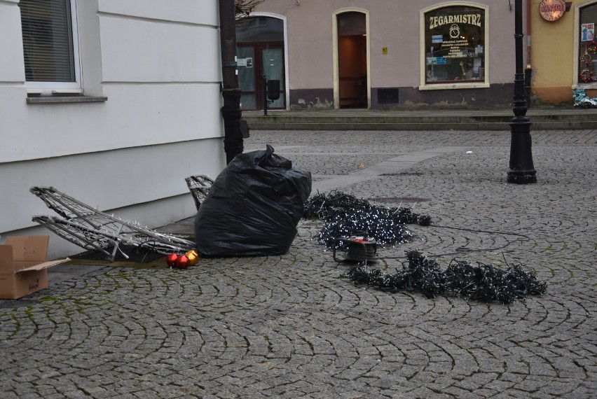 Oleśnica przygotowuje się do świąt. Rozpoczął się montaż dekoracji [FOTO]