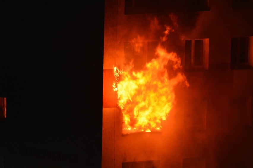 Tragiczny pożar w Koszalinie przy ul. Starzyńskiego. Zdjęcia internautów 