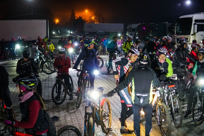 Rowerzyści ruszyli w trasę! A wielu z nich pomogło...