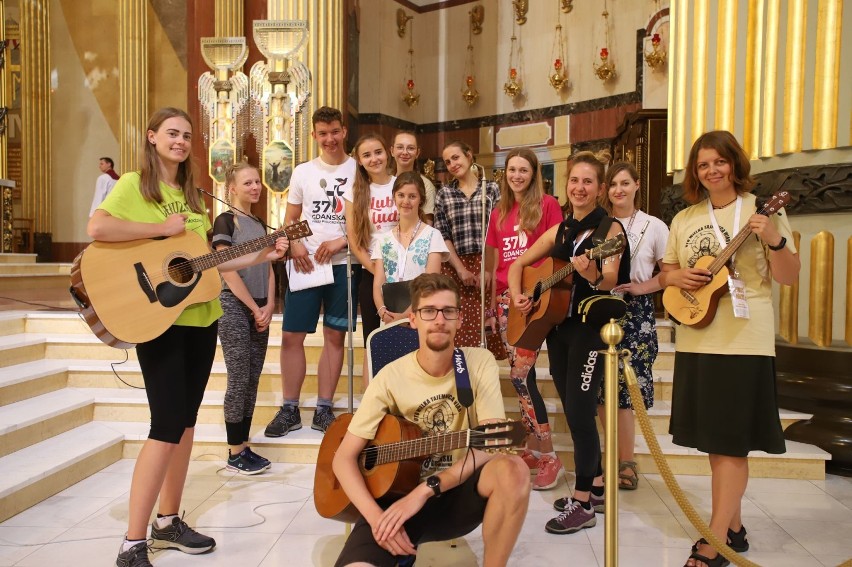 Pielgrzymki z Gdańska i Gdyni  zatrzymały się na chwilę wytchnienia w licheńskim sanktuarium (Zdjęcia)