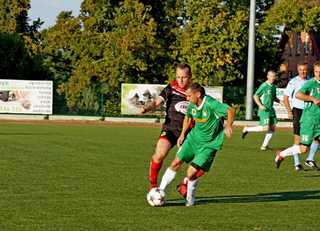 BOSiR-Dąb Barcin wygrał z Notecią Gębice  3 : 0

Klasyczny Hat - Trick  Leszka Wisza 3 (7, 14, 42 min.)

W czwartej kolejce rozgrywek o mistrzostwo Kl. A grypy 2 spotkaniem nr. 1 kolejki był pojedynek na miejskim stadionie BOSiR-Dąb - Noteć Gębice. Dla przypomnienia w ubiegłym sezonie obie jedenastki uplasowały się: Noteć na trzecim, Dąb na czwartym miejscu. Zainteresowanie spotkaniem było duże, kibice obu zespołów  nie tylko liczyli na dobre widowisko.

Od pierwszego gwizdka sędziego szybkie akcje przenosiły się z jednej na drugą połowę. Nie minęło jeszcze pierwszych siedem minut a już gospodarze po celnym trafieniu Leszka Wisza objęli prowadzenie. Na kolejnego gola widownia czekała kolejne siedem minut. Po składnej akcji całego zespołu Dębu w 14  Leszek Wisz po raz drugi pokonał golkipera gości.

Od tego momentu gospodarze prowadzili 2:0. Do czterdziestej drugiej minuty gra toczyła się w środkowej strefie boiska. Obie drużyny wypracowały sobie okazje do zmiany wyniku jednak uważnie grające linie obrony rozbijały niebezpieczne sytuacje w strefie pola karnego. W 42 minucie gospodarze ograli obrońców gości i dużym zamieszaniu w polu karnym trzecią bramkę dla Dębu zdobył nie kto inny tylko Leszek Wisz.

Na przerwę obie jedenastki do szatni schodziły przy stanie 3:0 dla Dębu.

  

W drugiej połowie obraz gry nie zmienił się chociaż zabrakło bramek. Od 64 minuty gospodarze musieli grać w dziesiątkę. Za drugą żółtą kartkę boisko opuścił Łukasz Kaśków. Pierwszą żółtą ukarany został w 45 min.  Osłabiona drużyna Dębu wzmocniła linię obrony próbując grać z kontry, goście mimo wszelkich starań nie potrafili zdobyć choćby kontaktowego gola. Jeszcze w 90 minucie gospodarze mieli okazję do zdobycia czwartej bramki jednak egzekutor rzutu karnego Jakub Jankowski strzelając słabo nie zaskoczył bramkarza Noteci, który popisując się ładną obroną nie dopuścił do utraty czwartego gola. Zwycięstwo gospodarzy zasłużone, goście rozczarowali swoją postawą i z pewnością będą musieli jak najszybciej zapomnieć o fatalnym występie w Barcinie.


(mw) 

Zobacz także: Pałuczanka Żnin - Kujawskie Pogranicza Jeziora Wielkie [zdjęcia]

Festyn Barwy lata, dary jesieni w Przysieku 2018

