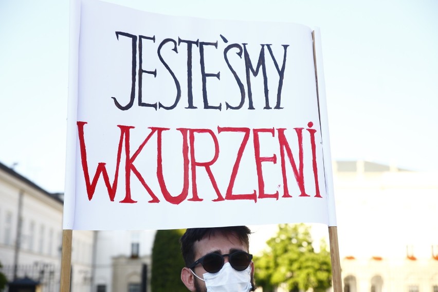 Strajk Wkurzonych w Warszawie. Kuriozalny protest pod Pałacem Prezydenckim. Więcej dziennikarzy niż protestujących