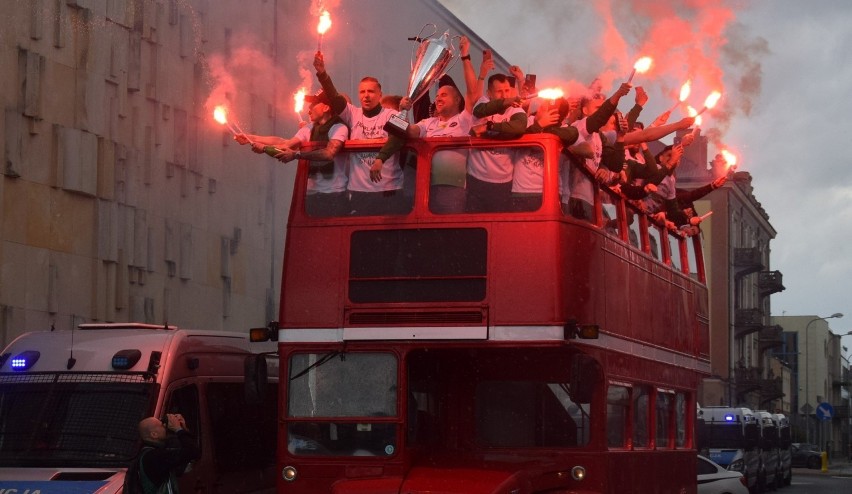 Kilka tysięcy kibiców świętuje na Placu Jagiellońskim awans...