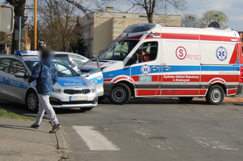 AKTUALIZACJA: Zderzenie dwóch samochodów w Krotoszynie. Kierowca Audi trafił do szpitala w Kaliszu [ZDJĘCIA]