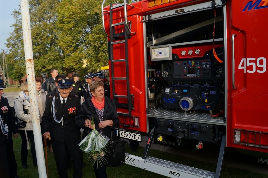 Nowy samochód strażacki udało się kupić dzięki wsparciu wielu instytucji