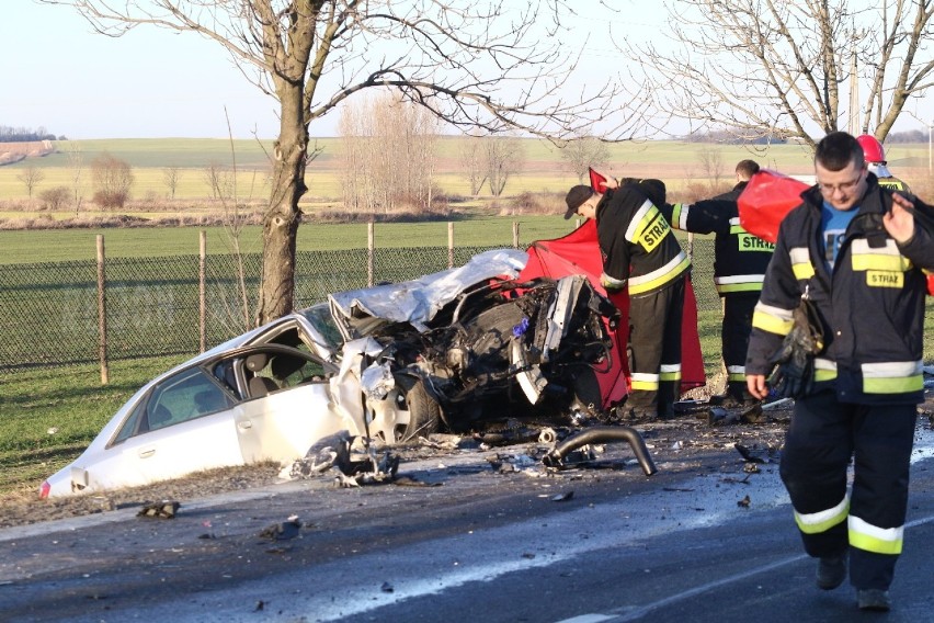 Zderzenie czołowe audi i TIR-a pod Wrocławiem. Jedna osoba nie żyje [ZDJĘCIA]