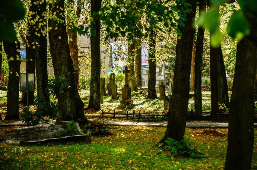 Cmentarz w Brętowie, położony na północnym stoku wzgórza...
