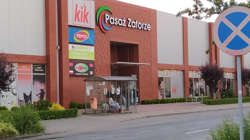 Leszno. Pasażerowie czekając na autobusy skarżą się na bezdomnych zajmujących przystanki przy Pasażu Zatorze 