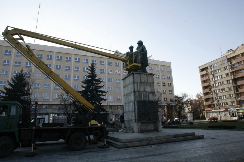 Legnica: Pomnik w czerwonej farbie (FOTO)