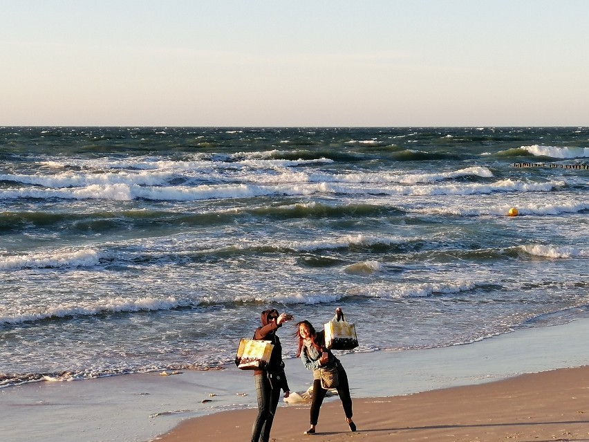 Spacer po Kołobrzegu tuż przed zachodem słońca - plaża, promenada, park nadmorski