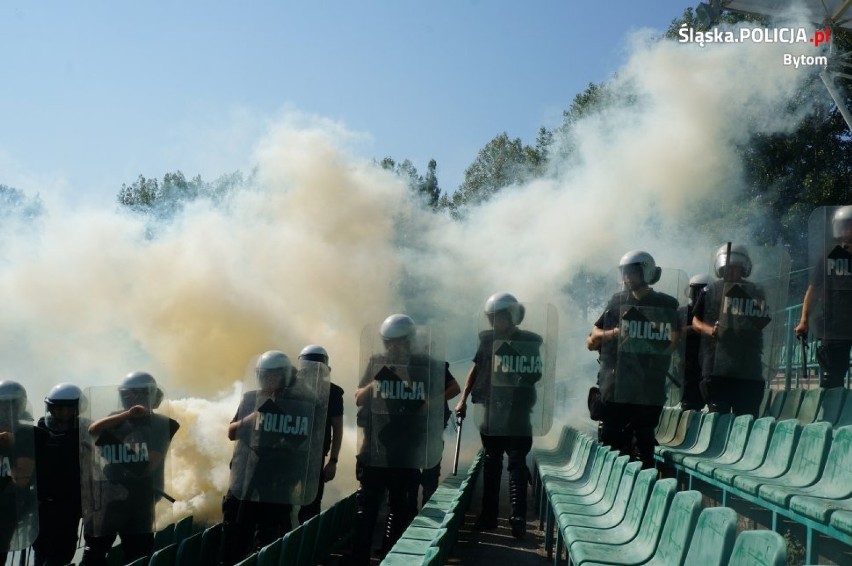 Policyjne szkolenie na stadionie w Szombierkach (zdjęcia i wideo)