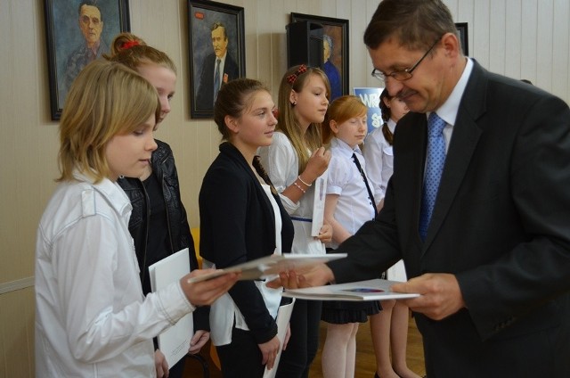 Stypendia za osiągnięcia w nauce odebrało prawie 80 uczniów szkół podstawowych w Głogowie