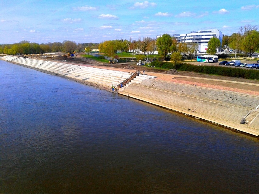 Nabrzeże  Bulwaru Filadelfijskiego w Toruniu  coraz ładniejsze.