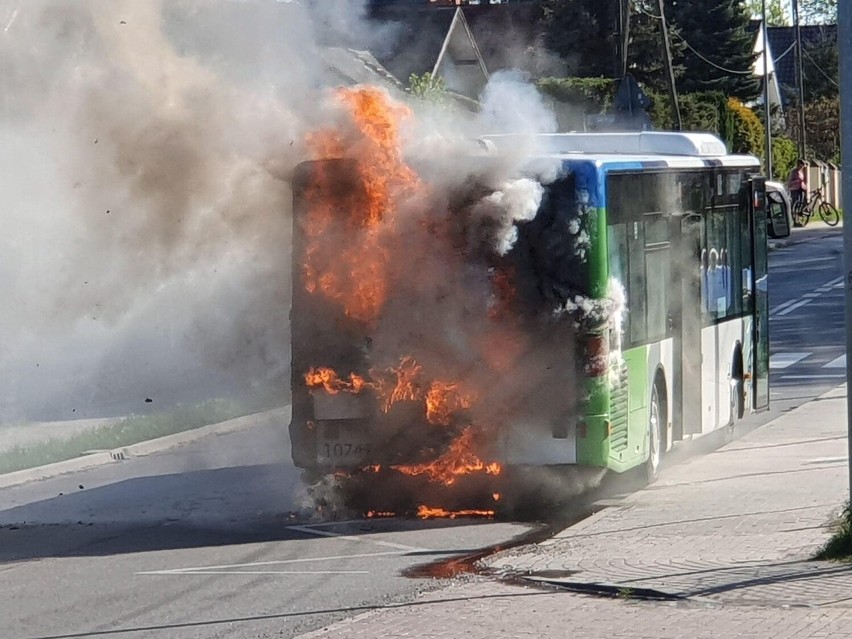 Autobus na Mierzynie w płomieniach. Na miejscu 4 zastępy straży [ZDJĘCIA]