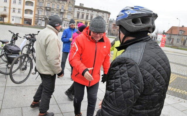 Kruszwicka Grupa Rowerowa zaprosiła turystów do udziału w noworocznej wycieczce rowerowej, ze startem i metą na Rynku w Kruszwicy. Trasa liczyła 24 kilometry. Po drodze cykliści zajrzeli pod Mysią Wieżę i na półwysep Rzępowski. Był też ciepły posiłek w pałacu w Kobylnikach i toast za obfitujący w rowerowe rajdy i wycieczki rok 2020.