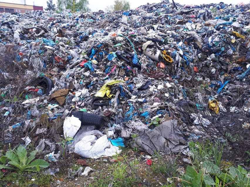 Kto posprząta 12 tys. ton odpadów z nielegalnego wysypiska w Kluczach?