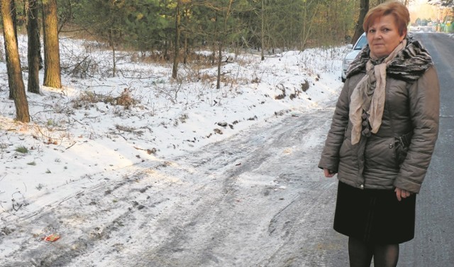 Jadwiga Łysik przy jednej z ,,mijanek" na ulicy Jeżynowej. - Teraz i tak wygląda nieźle, bo trzyma mróz. Po roztopach była tu  jedna ogromna kałuża, w którą było strach wjechać - opowiada radna