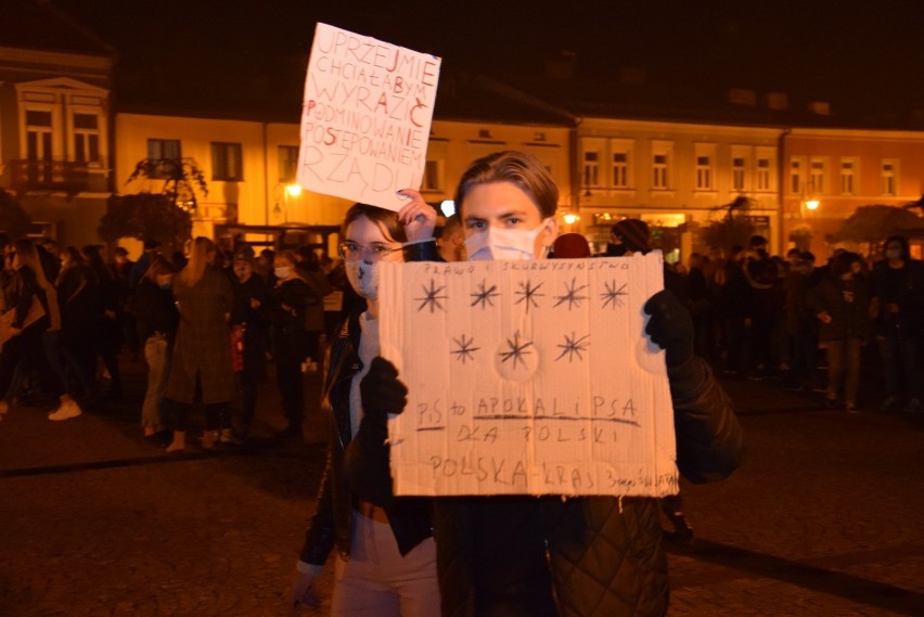 Protest kobiet w Skierniewicach. „Prezenty” pod biurem poselskim PiS [ZDJĘCIA]