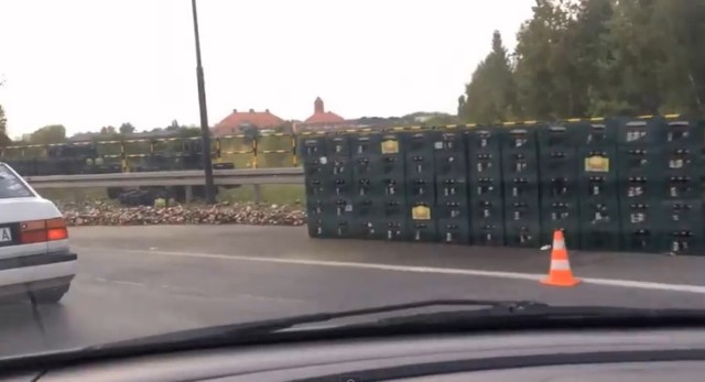 Na rondzie przy ulicy Bojkowskiej w Gliwicach wywrócił się tir ...