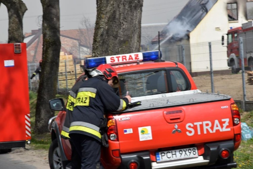 Straż w Chodzieży pomagała gasić wielki pożar w Brzostowie. Spłonął tartak, budynki gospodarcze i dom (FOTO)