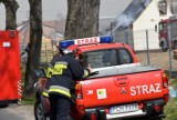 Straż w Chodzieży pomagała gasić wielki pożar w Brzostowie. Spłonął tartak, budynki gospodarcze i dom (FOTO)