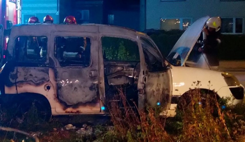 Pożar wraku auta w Bolszewie