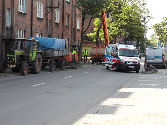 Na ul. Metalowców dwaj mężczyźni spadli z podnośnika z wysokości dziesięciu metrów na jezdnię.