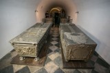 Kraków. Otwarli królewskie sarkofagi w podziemiach katedry [ZDJĘCIA, WIDEO]