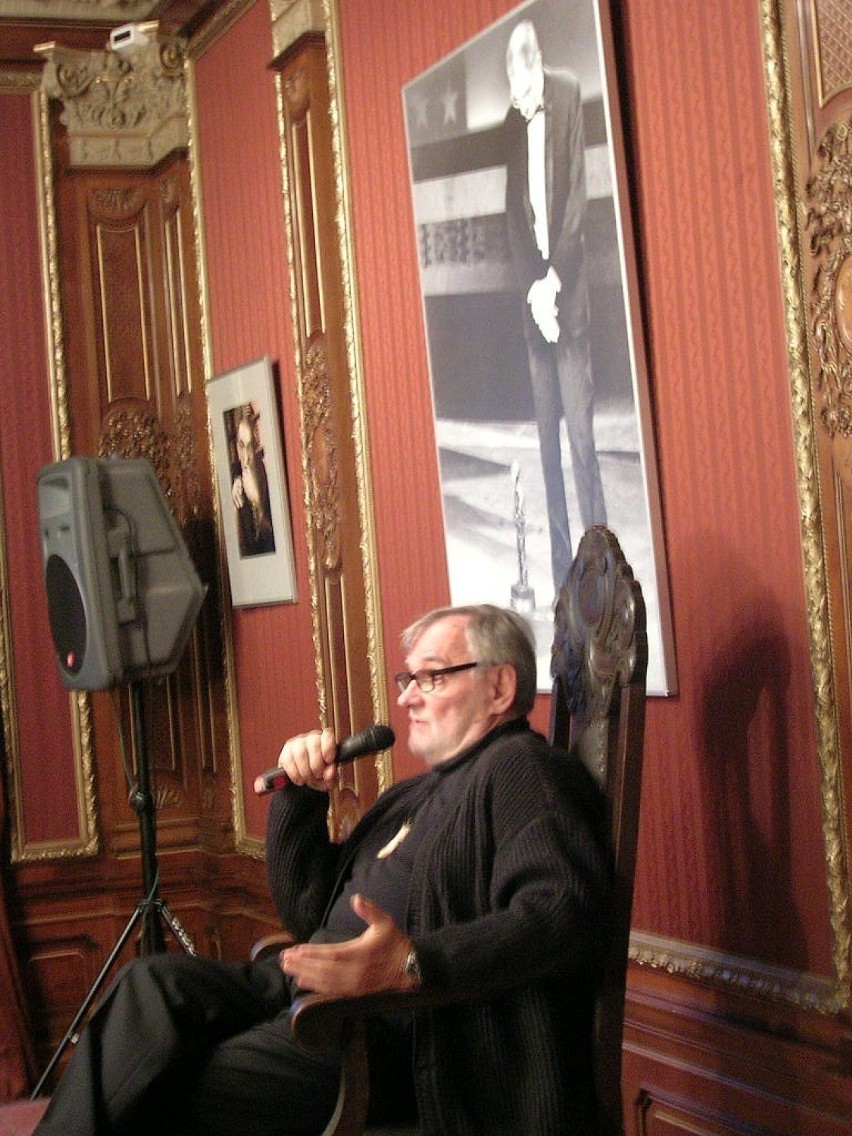 Andrzej Kurylewicz usiadł podczas spotkania na honorym...