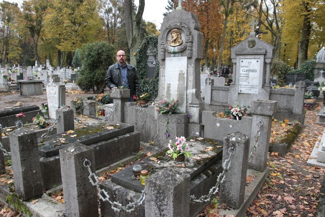 W tym roku Towarzystwo Opieki nad Zabytkami zbiera datki na odnowę grobowca rodziny Kotłowskich. Pochodzi on z 1928 roku. Na zdjęciu grobowiec prezentuje Paweł Grochowski, prezes TOnZ w Grudziądzu.