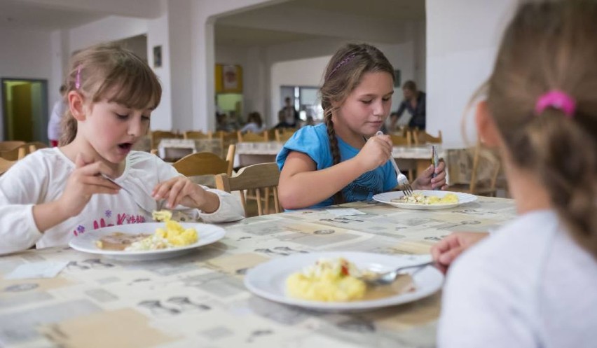 Celem jego wprowadzenia jest poprawa stanu zdrowia uczniów....