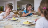 Stołówka szkolna PLUS - nowy pomysł PiS. 40-minutowa przerwa i ciepły posiłek dla uczniów. Samorządy przerażone