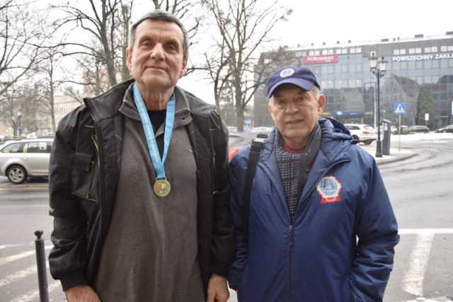 Edward Witas z medalem zdobytym w Londynie. Na zdjęciu wraz z prezesem Lechem Bednarkiem