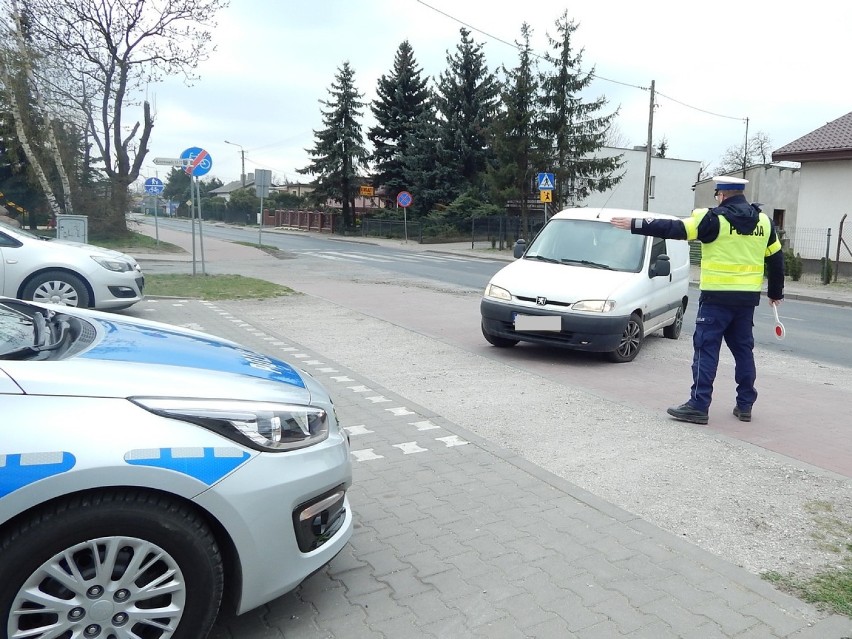 Pijany kierowca uderzył w donicę w Piotrkowie Kujawskim i chciał zbiec z miejsca zdarzenia. Miał 1,8 promila [zdjęcia]
