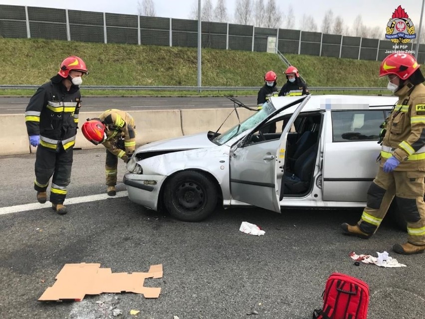 Wypadek na A1 w Gorzyczkach: skoda octavia wpadła w poślizg....